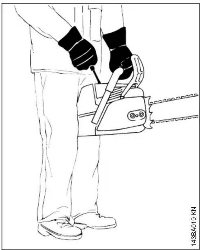 STIHL MS 211 - Motorzaag vasthouden - 2