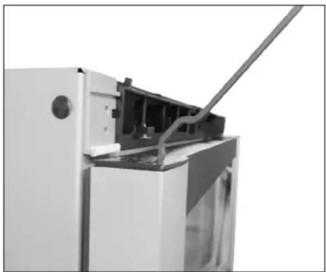 VESTFROST VKG 671 - Reversing the door - 10
