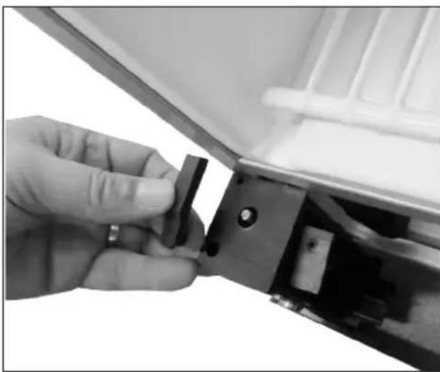 VESTFROST VKG 671 - Reversing the door - 7