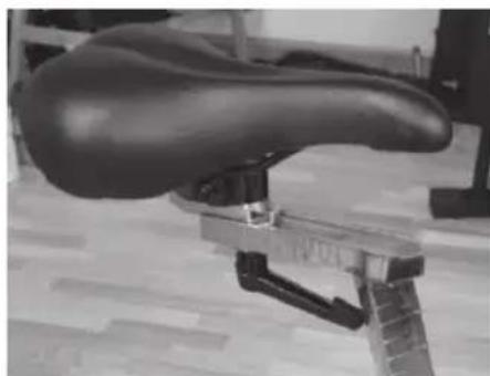 LeMond Fitness Revmaster Classic - Hinweis: Die Sitzgleitschiene weist zwei Bohrungen auf, in denen der Sattel verschoben werden kann. - 1