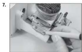 Hangar 9 Carbon Cub 15cc ARF - MONTAGE DES GASMOTORS - 10