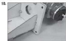 Hangar 9 Carbon Cub 15cc ARF - MONTAGE DES GASMOTORS - 13
