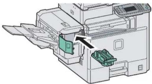 Triumph-Adler DCC 6520 - Remonter le portecartouche d'agrafes. - 1