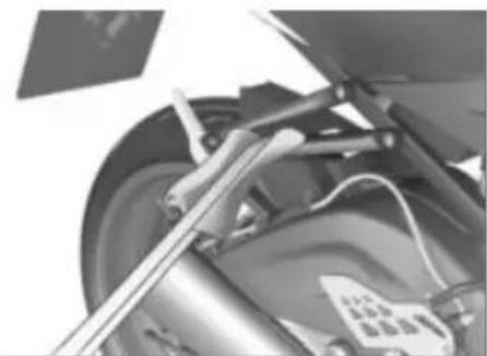 BMW S 1000 RR (2010) - モーターサイクルを搬送 用に固定する - 4