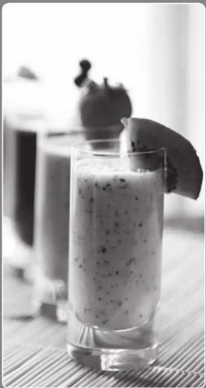 RIVIERA & BAR PR 370 A - Milkshake aux fraises et aux fruits de la passion - 1