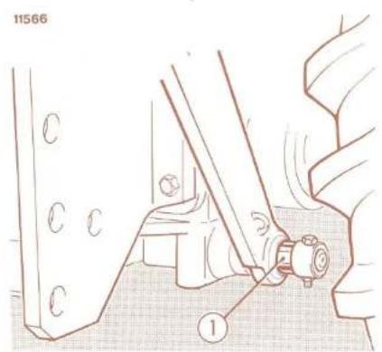 FIAT 8090 - REGLAGE DE L'ATTELAGE DES OUTILS AVEC BLOCSE LIMITATION DE DEBATTEMENT LATERAL - 2