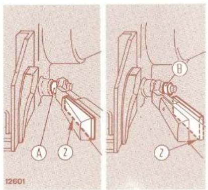 FIAT 8090 - REGLAGE DE L'ATTELAGE DES OUTILS AVEC BLOCSE LIMITATION DE DEBATTEMENT LATERAL - 3