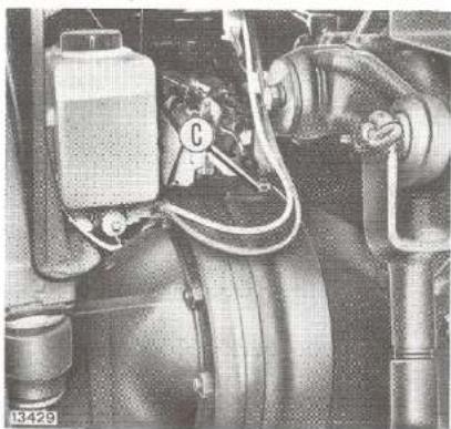 FIAT 7080 - Purge du circuit d'huile des freins - 2