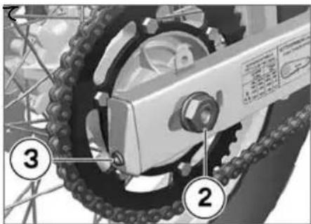BMW G 650 GS (2008) - リヤホイールを取り外す - 4