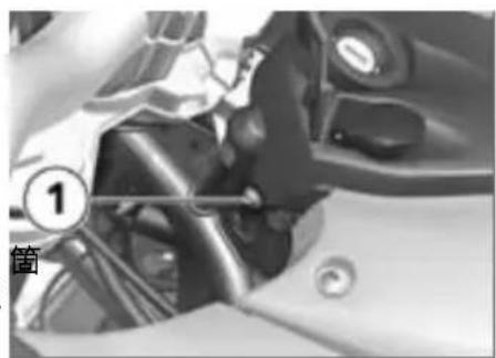 BMW F 650 GS (2009) - センターフェアリングを取り付ける - 4