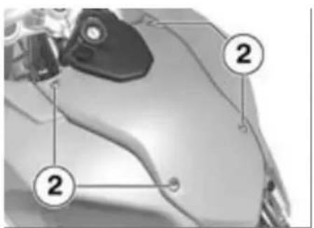 BMW F 650 GS (2009) - センターフェアリングを取り付ける - 1