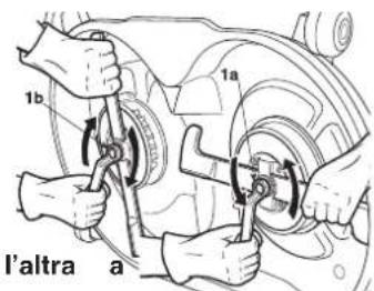 Honda HF2417HTE - ATTENZIONE! Indossare guanti robusti per maneggiare i dispositivi di taglio. - 1