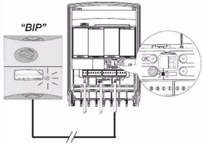 HAGER LCA01F - A la mise sous tension, la LED de création de lien radio s'allume en rouge pendant 2 s, la platine de rue s'allume et bip également pendant 2 s. Si ce n'est pas le cas, vérifier le branchement correct de vos piles. - 1