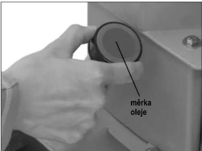 ATIKA ASP 10 TS - Jak zkontrolovat stav oleje? - 2