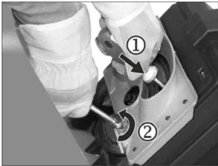 ATIKA MHF 2500 - Changing the blades - 6