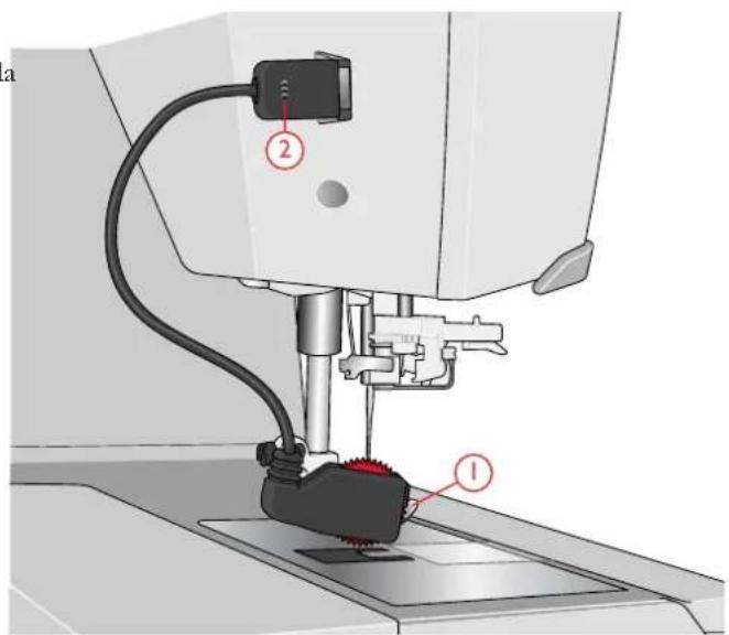 Husqvarna-Viking Designer Epic - Installation du pied senseur pour boutonnieres une etape - 1