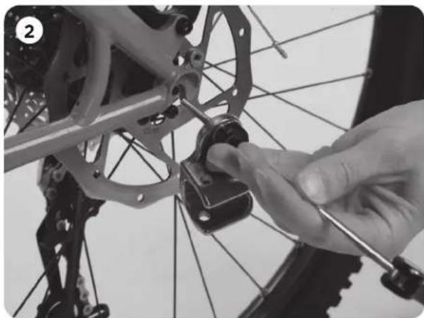 THULE Cadence - INSTALLING THE EZHITCH™ WITH A QUICK-RELEASE - 1