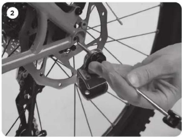 THULE Cadence - INSTALLER LE DISPOSITIF EZHITCHM A DEGAGEMENT RAPIDE - 1