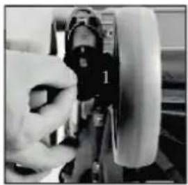 Baby-Plus CompactTrend - Retirer la roue avant: - 1