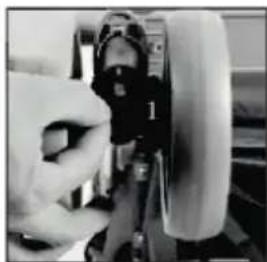 Baby-Plus CompactTrend - Entfern der Räder: - 1