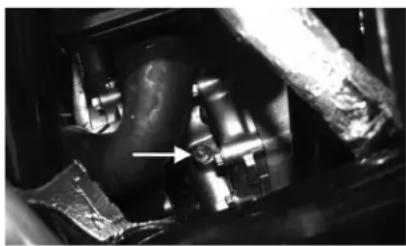 Arctic Cat M 800 Sno Pro (2012) - A VERTISSEMENT Prenez garde si un boulon de vidange chaud est retire a la main. Une brulure peut se produire. - 3