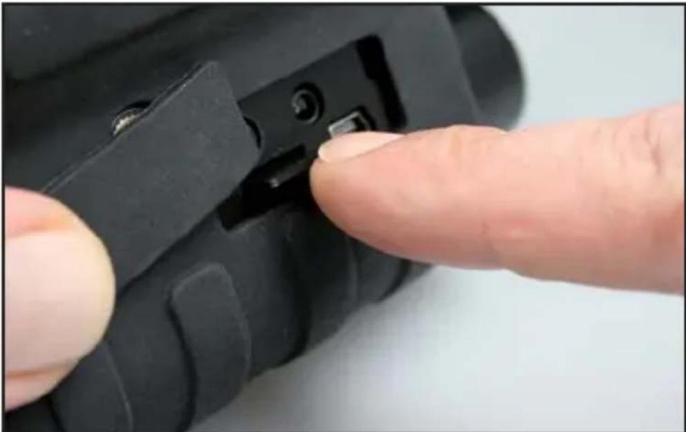 Maginon NV 40D - Einsetzen der Speicherkarte - 1