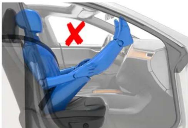 TESLA Model S (2018) - Exemples de passagers assiscorrectement et incorrectement - 2