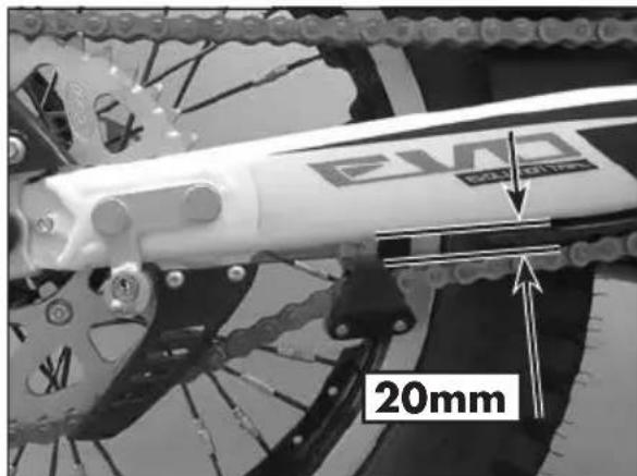 Beta EVO 300 SS (2018) - CHECK AND ADJUST TIGHTENING CHAIN - 1