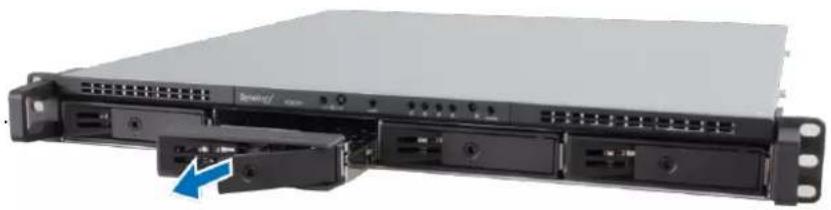 SYNOLOGY RackStation RS818+ - Installation des disques - 1