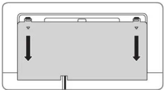 SAMSUNG QE65Q9FAMT - Nehmen Sie die Staubschutzverkleidung des Anschlusses auf der Rückseite des Fernsehgeräts ab - 1