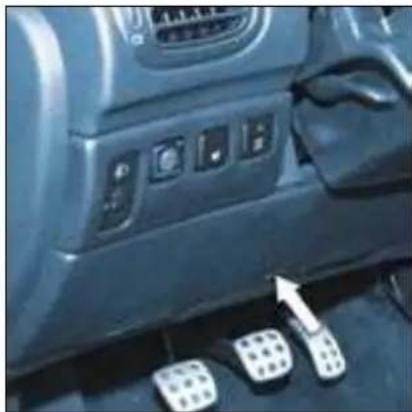 PEUGEOT 206 CC (2004) - Boite à fusibles planche de bord - 1
