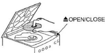 AIWA XRM75 - LOADING A DISC - 1