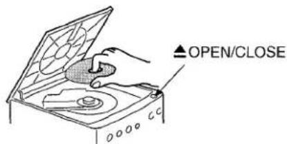 AIWA XRM75 - CHARGEMENT D'UN DISQUE - 1