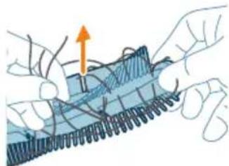 PHILIPS HomeRun 2000 Series XU2100 - Cleaning the main brush - 5