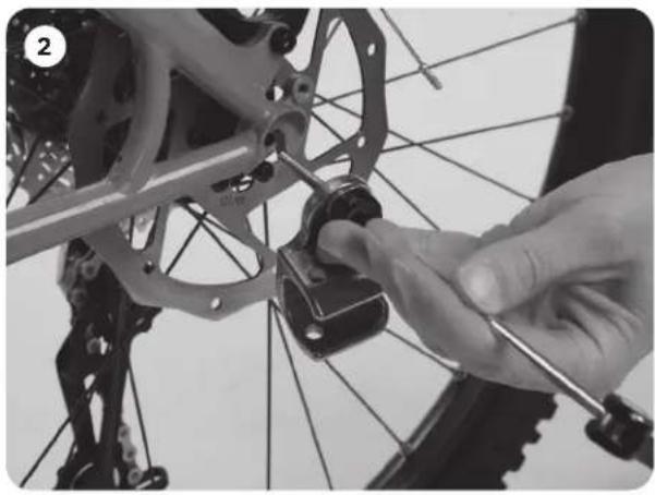 THULE Cadence Bicycle Trailer - INSTALLER LE DISPOSITIF EZHITCH™ À DÉGAGEMENT RAPIDE - 1