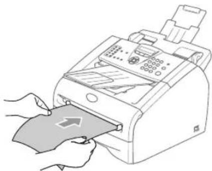BROTHER FAX2825 - Charger du papier ou autre support dans la fente d'alimentation manuelle - 2