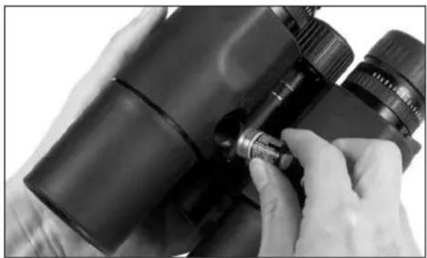 LEICA GEOVID 42 HD - INSERTING AND CHANGING THE BATTERY - 1