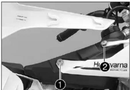 HUSQVARNA TC 50 (2019) - Poser le cache lateral droit - 1