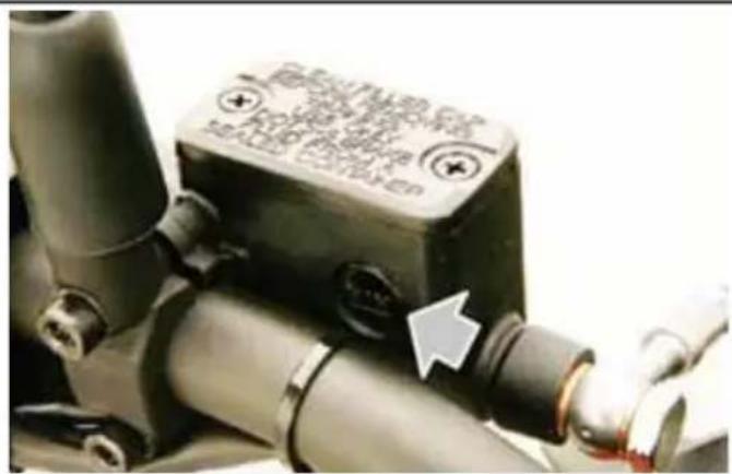 Victory Empulse TT (2016) - INSPECTION DU NIVEAU DE LIQUIDE - 1