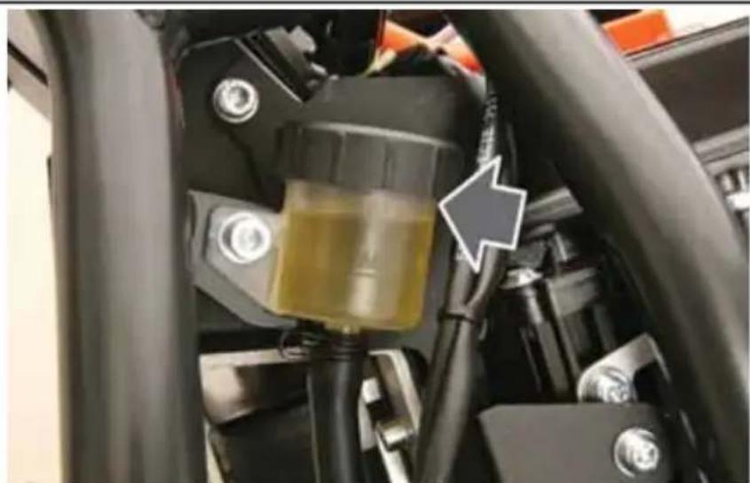 Victory Empulse TT (2016) - INSPECTION DU NIVEAU DE LIQUIDE - 2