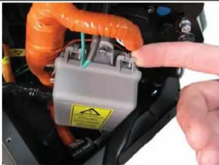 Victory Empulse TT (2016) - REEMPLACEMENT DE L'AMPOULE DU FEU DE PLAQUE D'IMMATRICULATION - 2