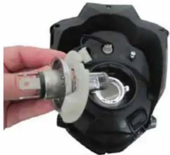 Victory Empulse TT (2016) - REEMPLACEMENT DE L'AMPOULE DE PHARE - 2