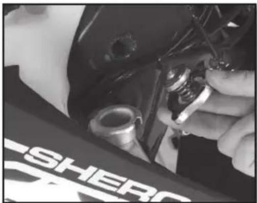 Sherco 300 SER (2017) - CONTRÔLÉ DU NIVEAU DE LIQUIDE DE REFROIDISSEMENT - 2
