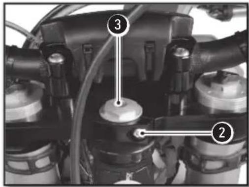 Sherco 300 SER (2017) - REGLAJE DEL JUEGO DE LOS COJINETES DE DIRECCION - 1