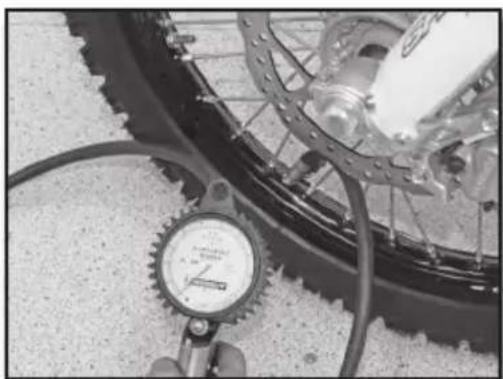 Sherco 300 SER (2017) - CHECKING THE TIRE PRESSURE - 1