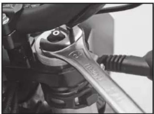 Sherco 300 SER (2017) - RéGLAGE DE LA PRECONTRAINTE DU RESSORT DE LA FOURCHE - 1