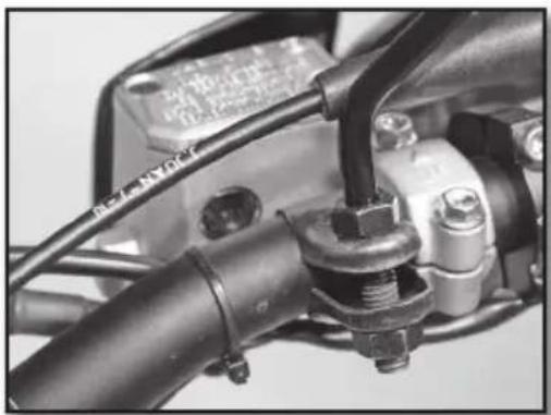 Sherco 300 SER (2017) - CONTROL DE NIVEL DE LIQUIDO FRENO DELANTERO - 1