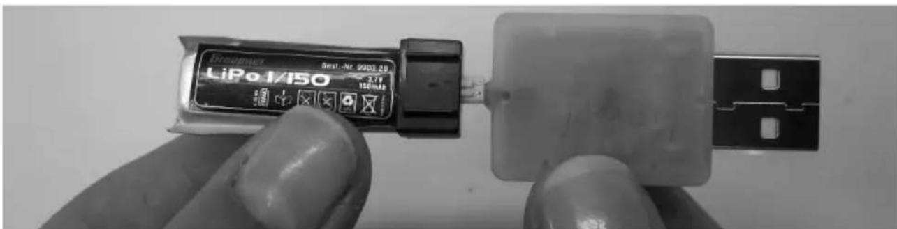 GRAUPNER WP Pilatus Porter - Charging the LiPo cell using the USB charge stick - 1