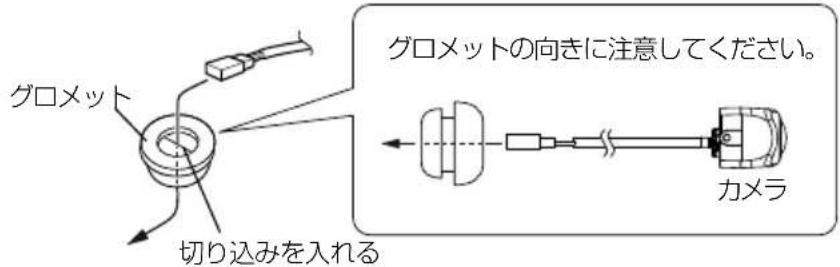 KENWOOD CMOSC230 - 付属のグロメットに切り込みを入れてカメラコードのコネクターを通す - 1
