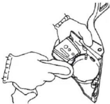 HITACHI CS 33EB - Nettoyage du carter latéral (Fig. 32) - 1